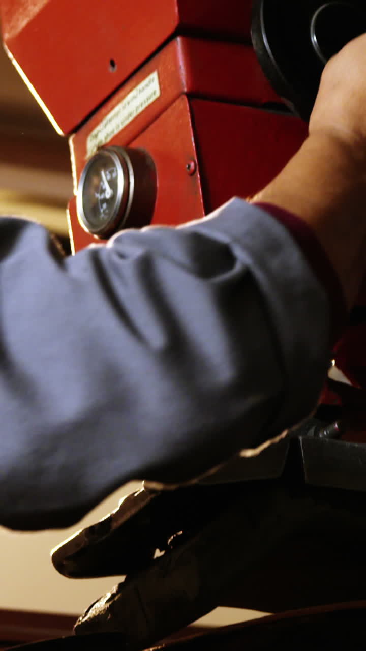 zapatero haciendo zapatos en la máquina