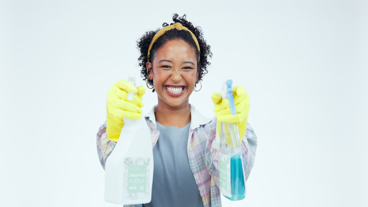 nettoyage, tir et pulvérisation avec le visage de la femme