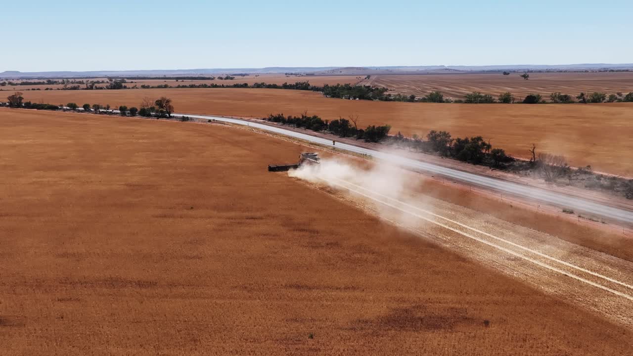 este material captura la sinergia de la tecnología agrícola moderna, mostrando el papel esencial de los frentes de cabecera en el proceso de cosecha de trigo