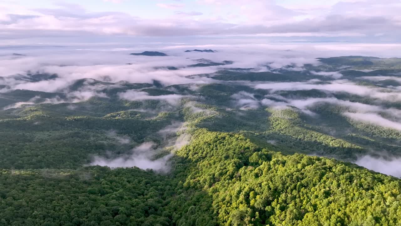 niebla en los valles de las montañas cerca de boone nc, carolina del norte