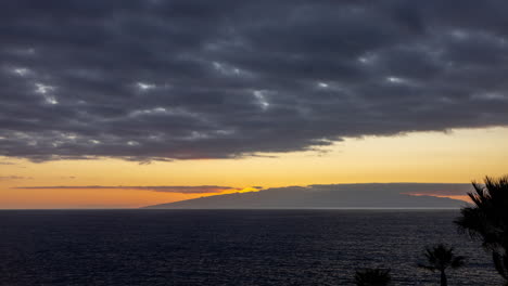 la puesta de sol de tenerife con la gomera en el horizonte