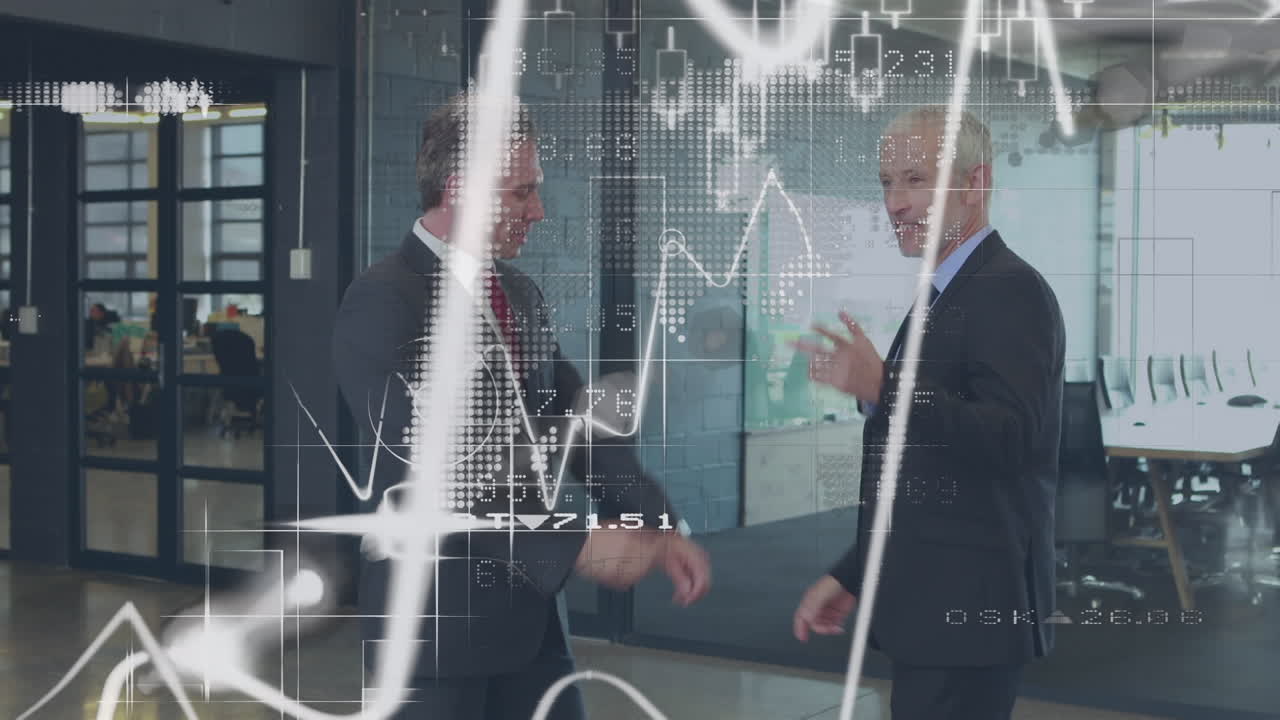 animación del procesamiento de datos financieros sobre hombres de negocios caucásicos que se dan la mano