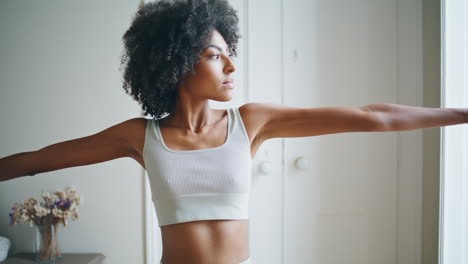 Chica-De-Yoga-Haciendo-Pendientes-De-Cerca.-Mujer-Africana,-Realizar,-Asana,-Postura,-Estiramiento