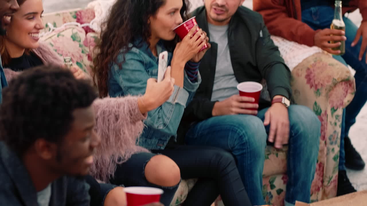 grupo de amigos, fiesta y bebida para celebrar