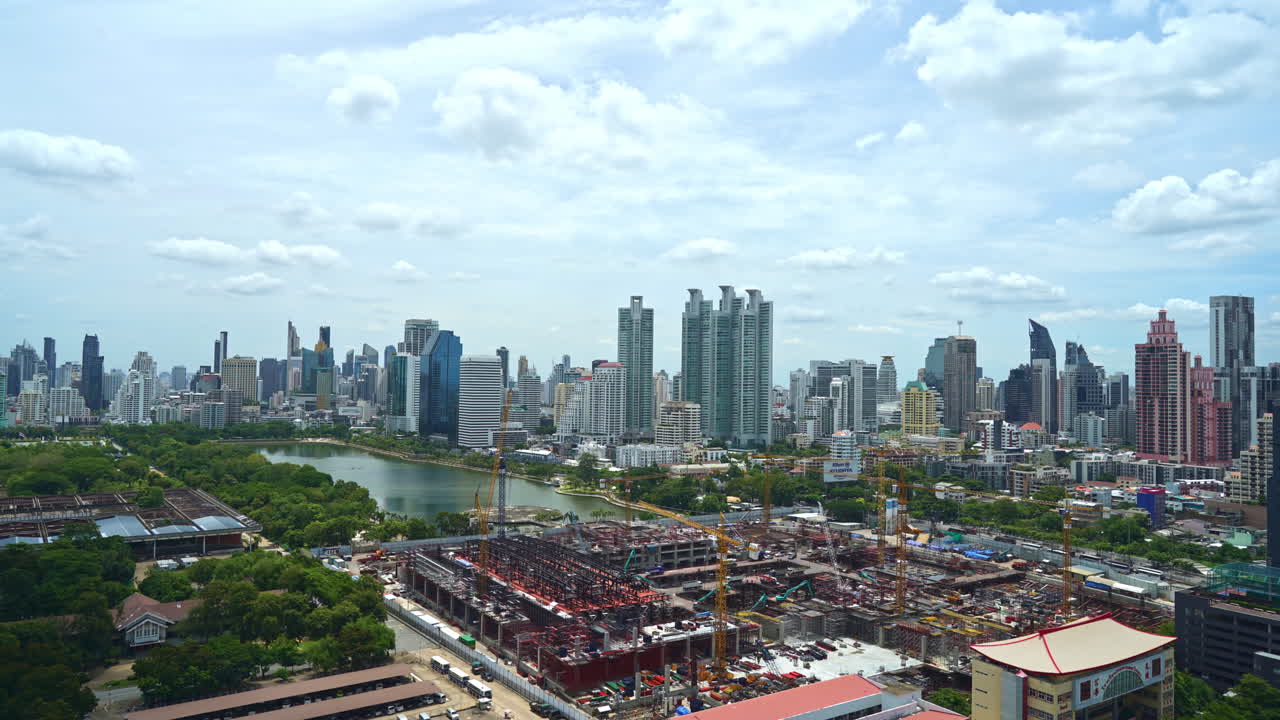 도심 벤자키티 공원과 호수 위의 구름 움직임, 태국 방콕 낮의 클라우드스케이프 스카이라인, 여왕 시리킷 국립 컨벤션 센터 건설 현장 저속