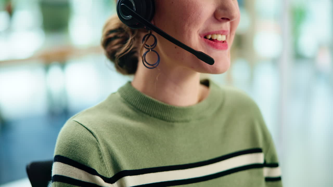 Kvinne snakker med headset på et kontor