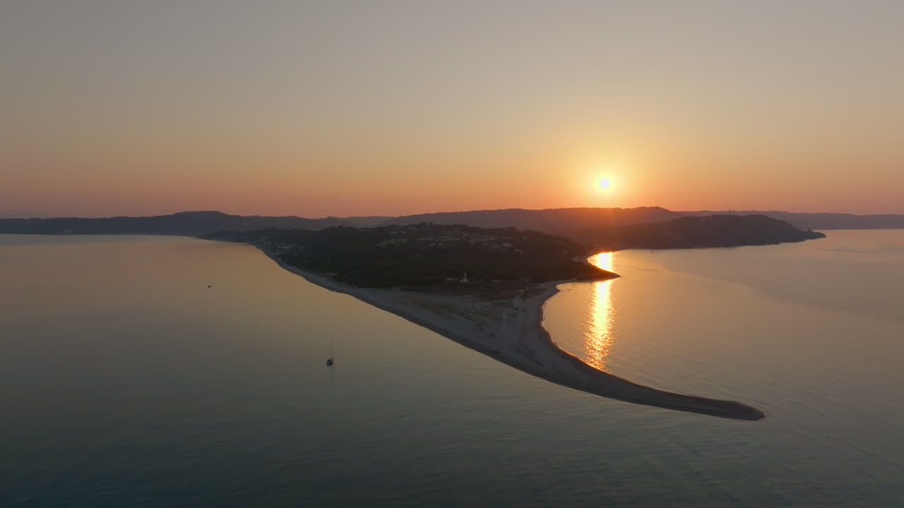 Vista aérea de um belo pôr do sol sobre uma praia de areia e ilha