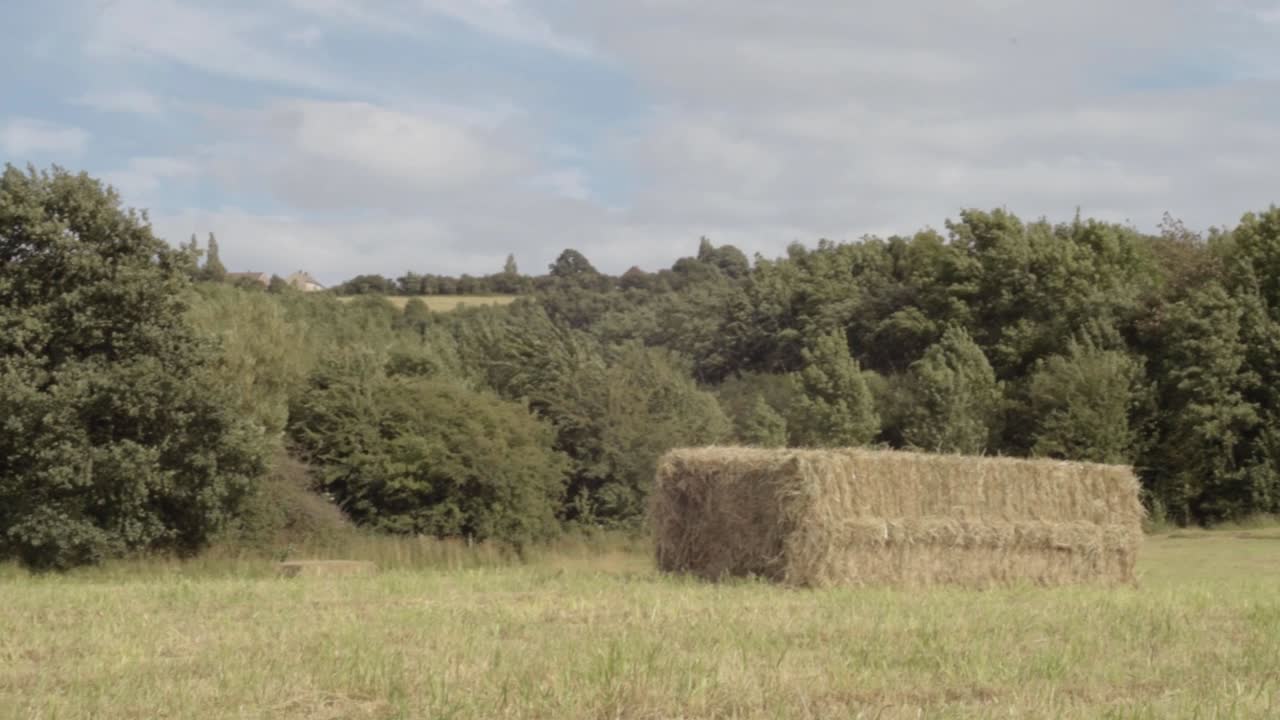fardos de heno en el campo de agricultores toma panorámica amplia