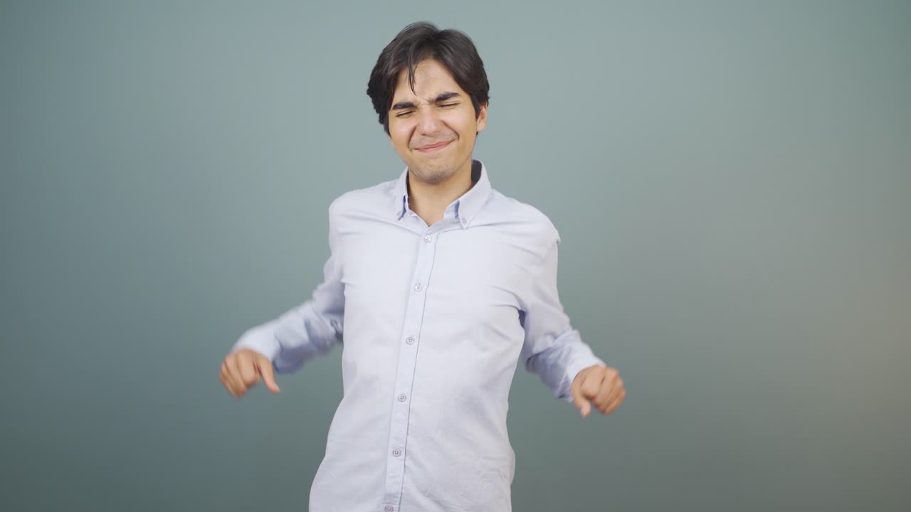 피곤해 보이는 남자.