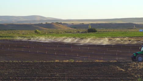 sistema de riego en el campo agrícola en cámara lenta.