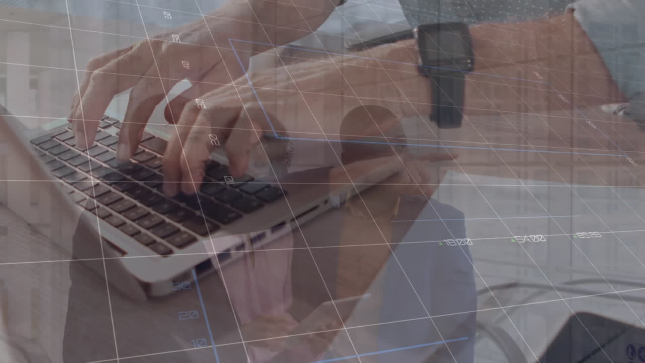사무실에서 노트북으로 일하는 백인 남자의 손에 대한 금융 데이터와 그래프의 애니메이션