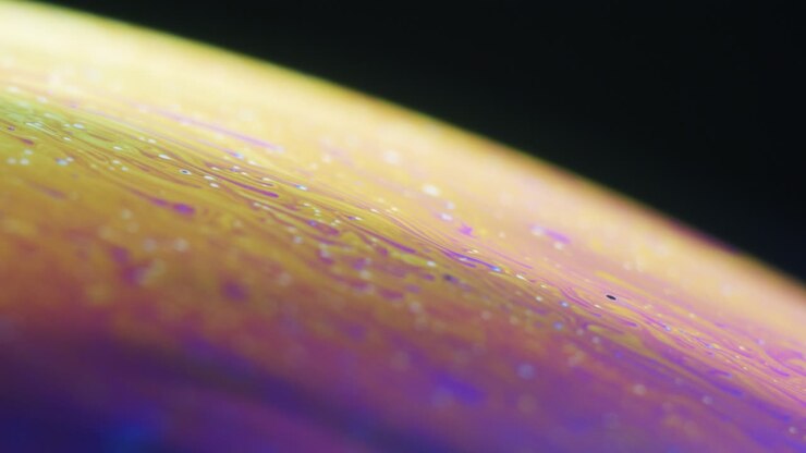 Dinamica dei fluidi e rifrazione e diffrazione della luce sulla superficie di una bolla di sapone in primo piano.