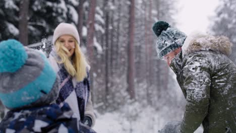 Video-of-family-having-a-snowball-fight-in-the-snow