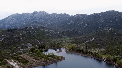 Montañas-Detrás-Del-Lago,-Volando-Con-Drones