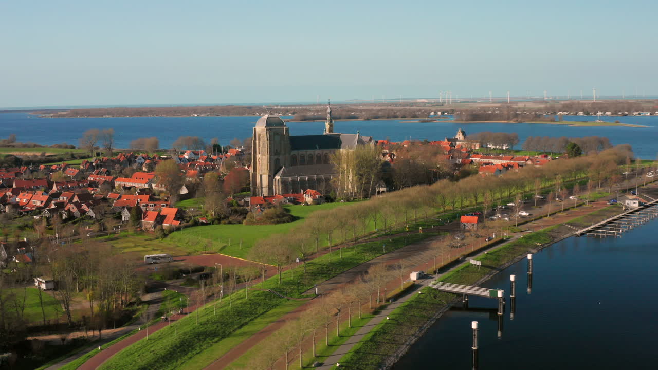 항공: 봄날 오래된 항구와 교회가 있는 유서 깊은 마을 비어레