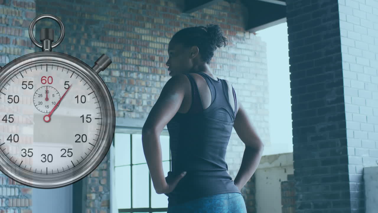 animación de un cronómetro sobre una mujer tomando un descanso del ejercicio
