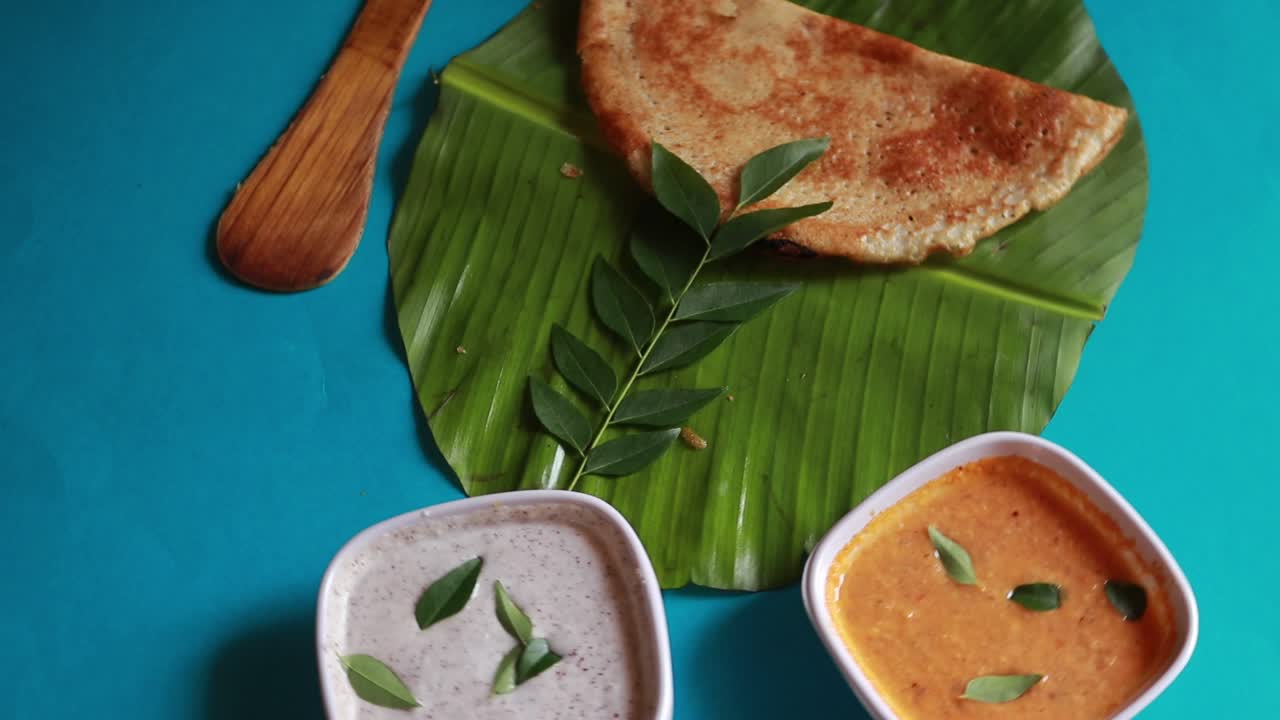 masala dosa es una comida del sur de la india servida con sambhar y chutney de coco