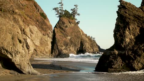 Olas-Rompiendo-Entre-Las-Pilas-De-Mar-En-La-Playa-Secreta-En-La-Hermosa-Costa-De-Oregon