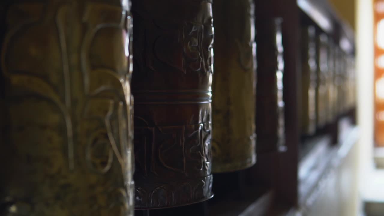 히마찰 프라데시의 스피티 계곡 인 카자 근처의 키 마을에 있는 불교 수도원의 기도 바 - 인도 북부의 인도-중국 국경 근처의 외 도시