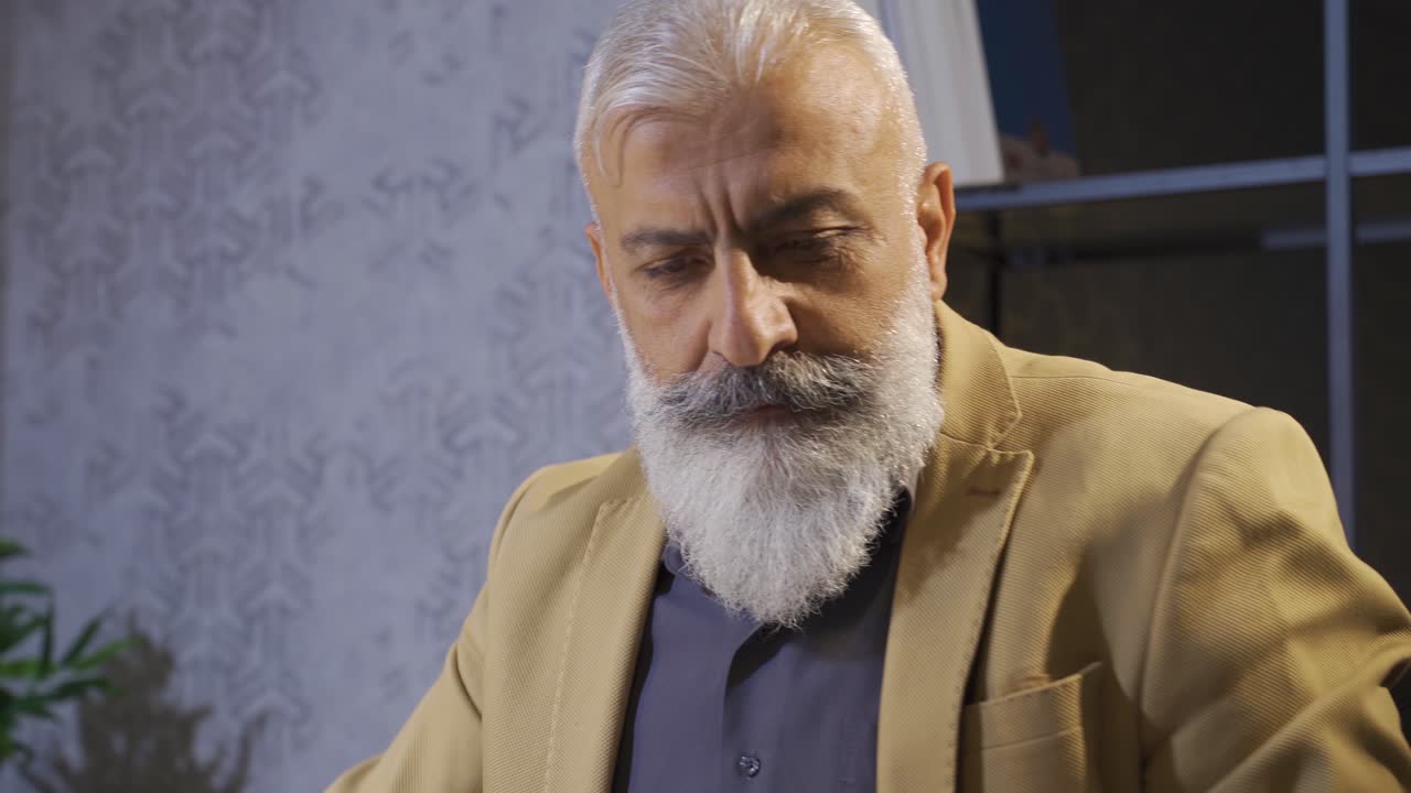 trabajador de oficina revisando documentos.