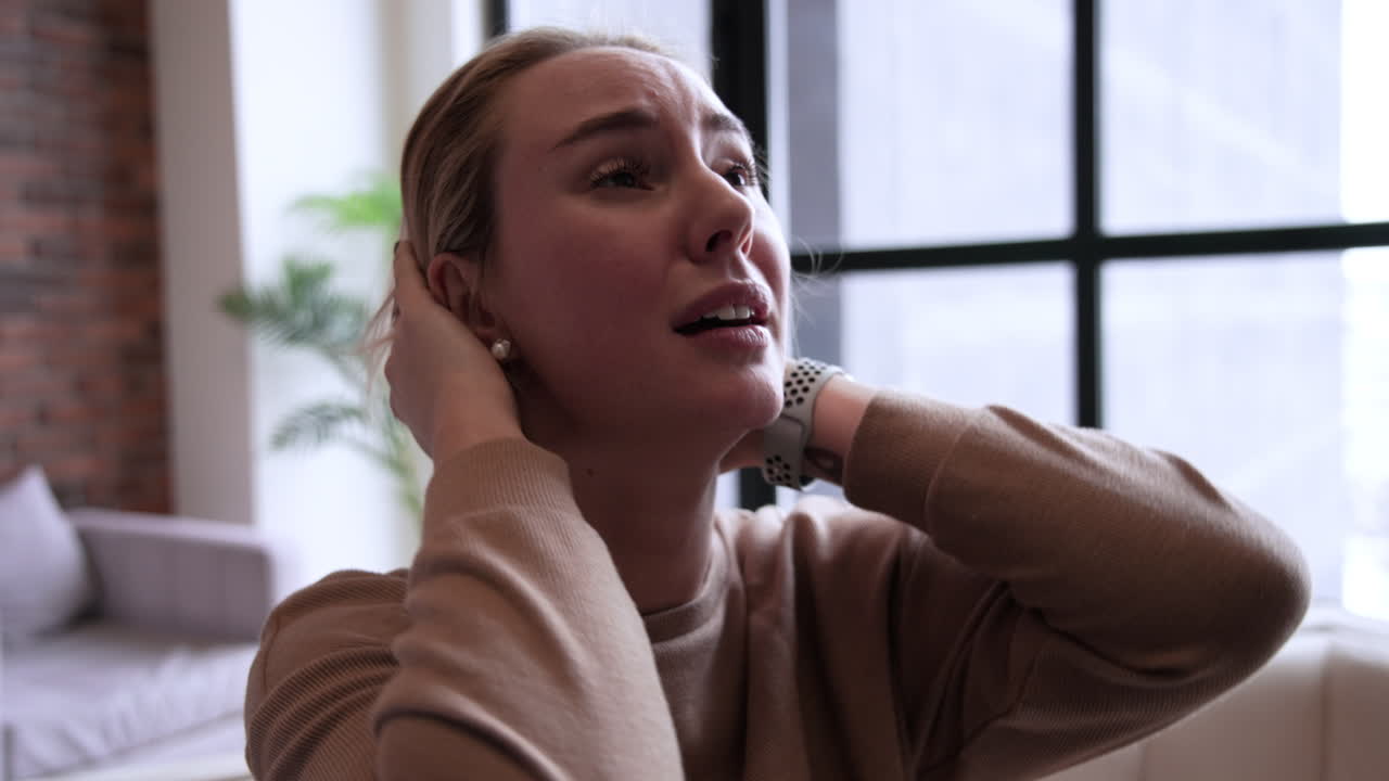 Стрессирующая женщина дома