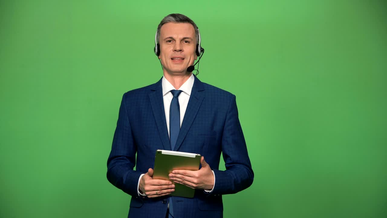 centro de chamadas de apoio masculino com tablet e fone de ouvido