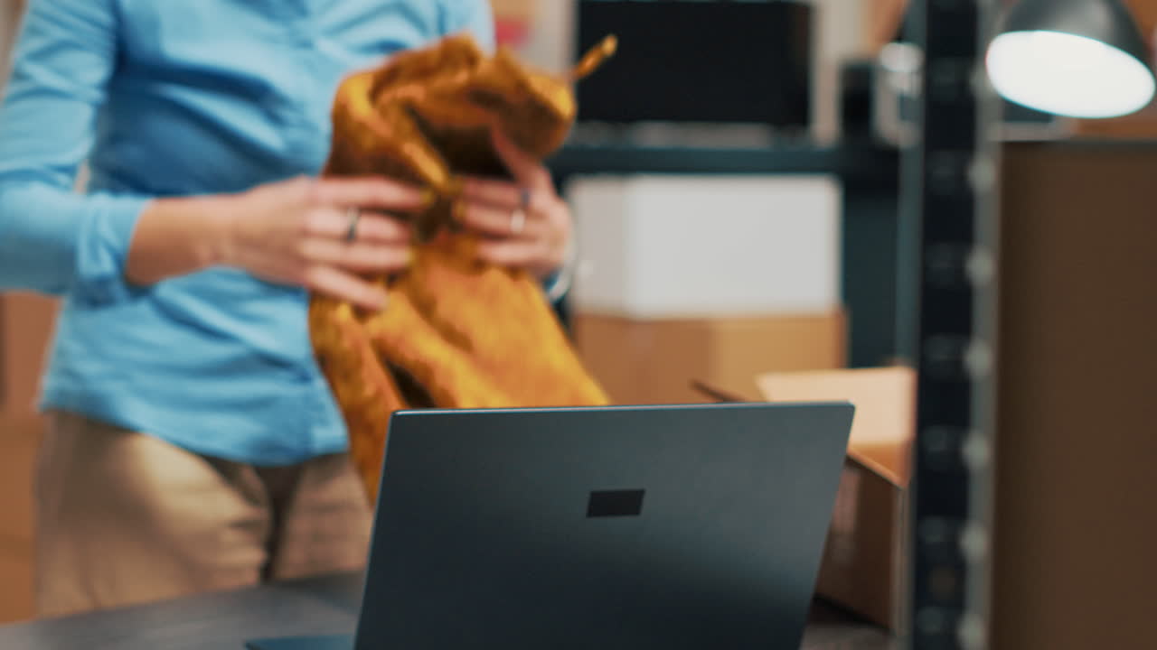 mujer empacando cajas en el almacén
