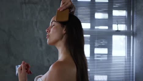 mujer joven disfrutando de su tiempo libre