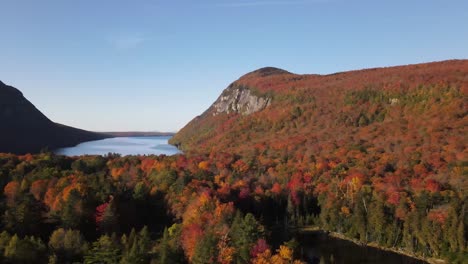 hermosas imágenes aéreas de drones de las hojas de otoño en y alrededor del monte hor, el monte pisgah y el lago willoughby durante el pico del follaje otoñal en el bosque estatal de willoughby en westmore, vermont