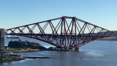 Tren-Cruzando-El-Puente-De-La-Cuarta-Carretera-Escocia