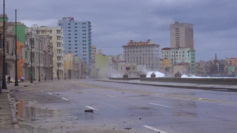 el paseo marítimo del malecón en la habana cuba recibe una paliza durante una gran tormenta de invierno 7