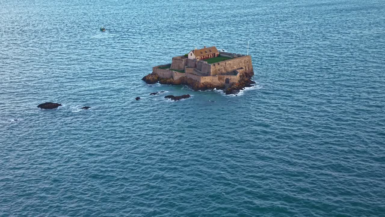Drone som flyr mot Fort National omgitt av sjø i Saint-Malo, Bretagne i Frankrike