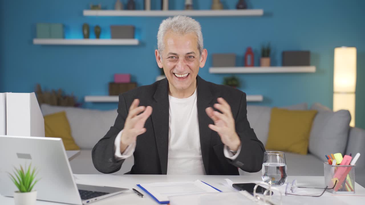 가정 사무실 노동자 남자가 카메라를 바라보며 기 ⁇ 을 경험하고 있습니다.