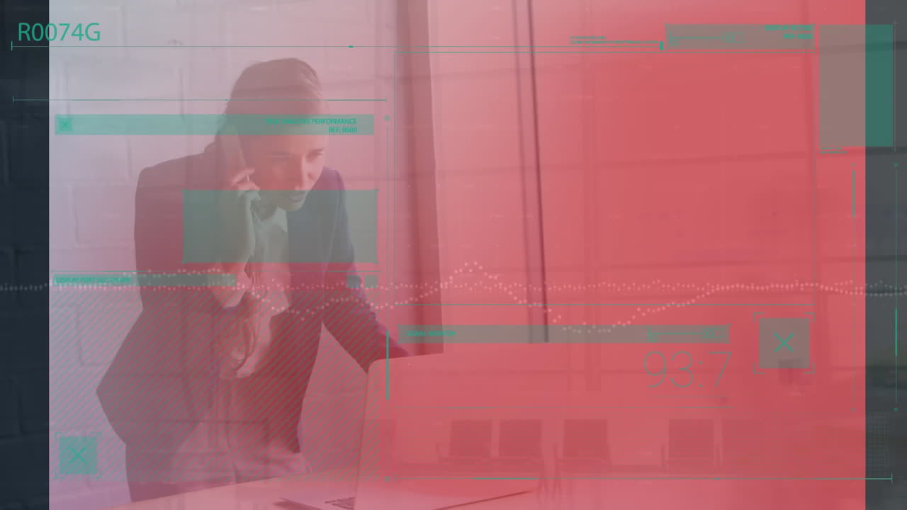 Animazione di grafici e donna d'affari caucasica al telefono, con un time-lapse di persone che camminano in sottofondo