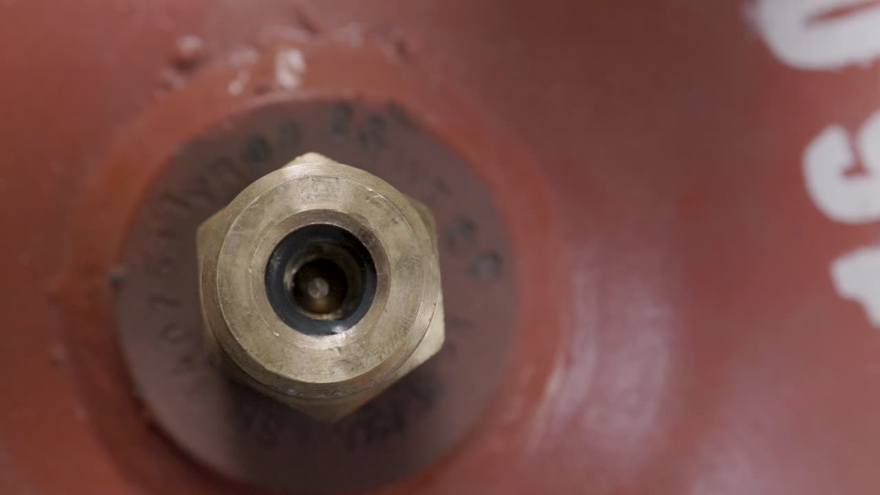 cilindro de reabastecimiento de gas de petróleo licuado cerrar las válvulas de seguridad o la válvula durante el día