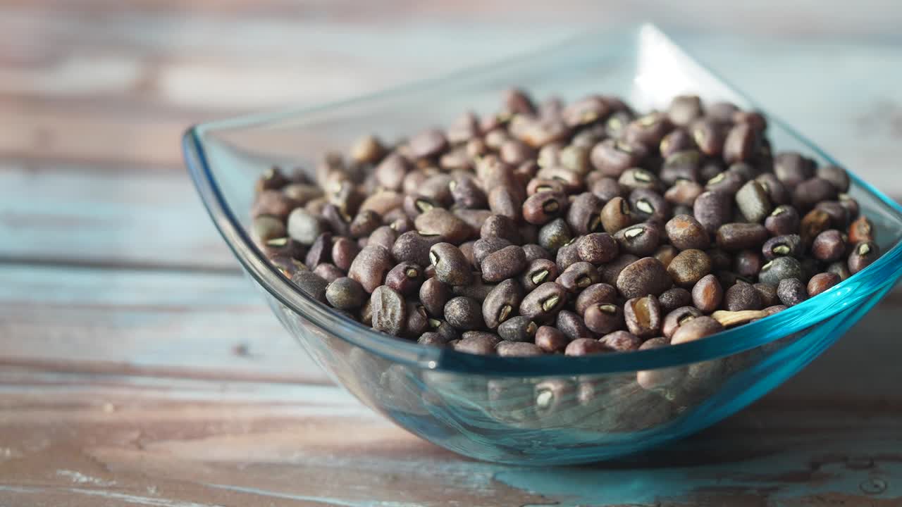 frijoles negros secos en un cuenco de vidrio