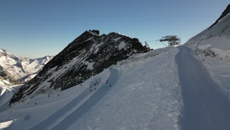 Luftaufnahme-Eines-Schneebedeckten-Felsigen-Bergrückens-In-Den-Schweizer-Alpen,-Winter