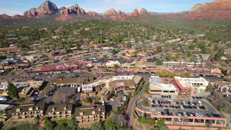 Innenstadt-Von-Sedona,-Arizona,-USA,-Drohnenaufnahme-Von-Verkehr-Und-Gebäuden-In-Einem-Malerischen-Tal-Unter-Roten-Sandsteinhügeln