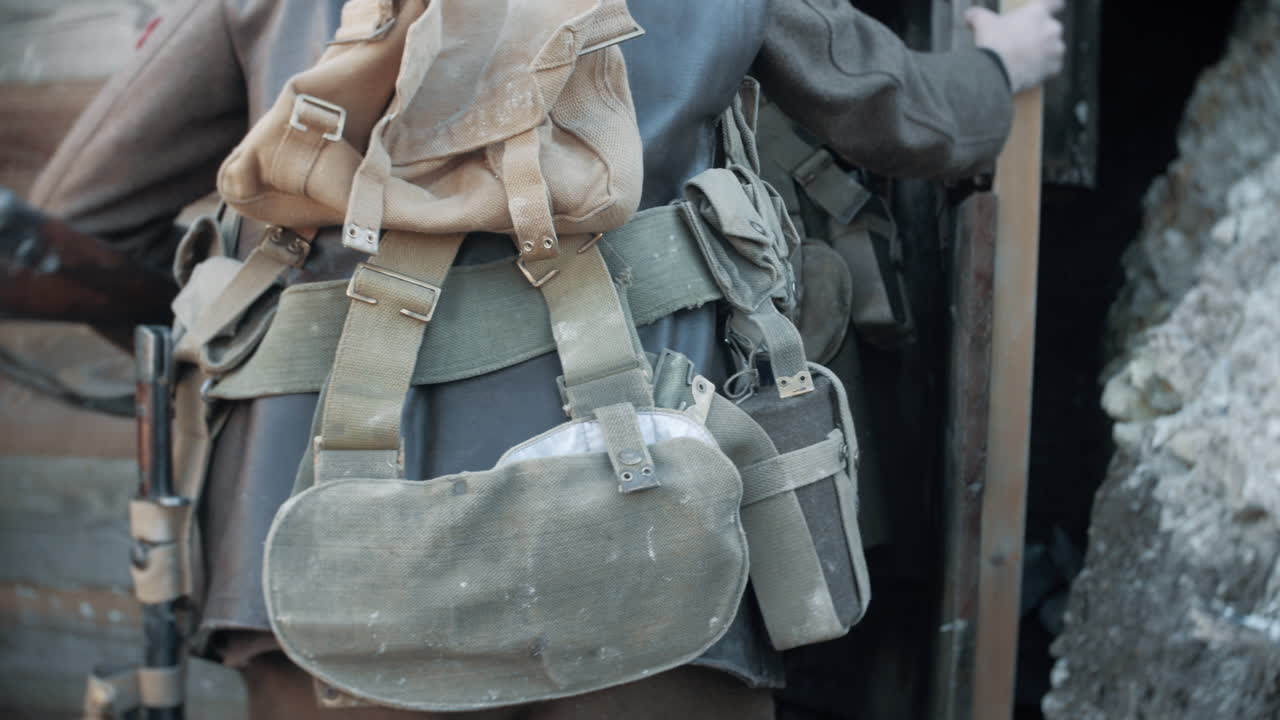 제1차 세계 대전 참호에서 파낸 곳으로 걸어 들어가는 최초의 전쟁 군인