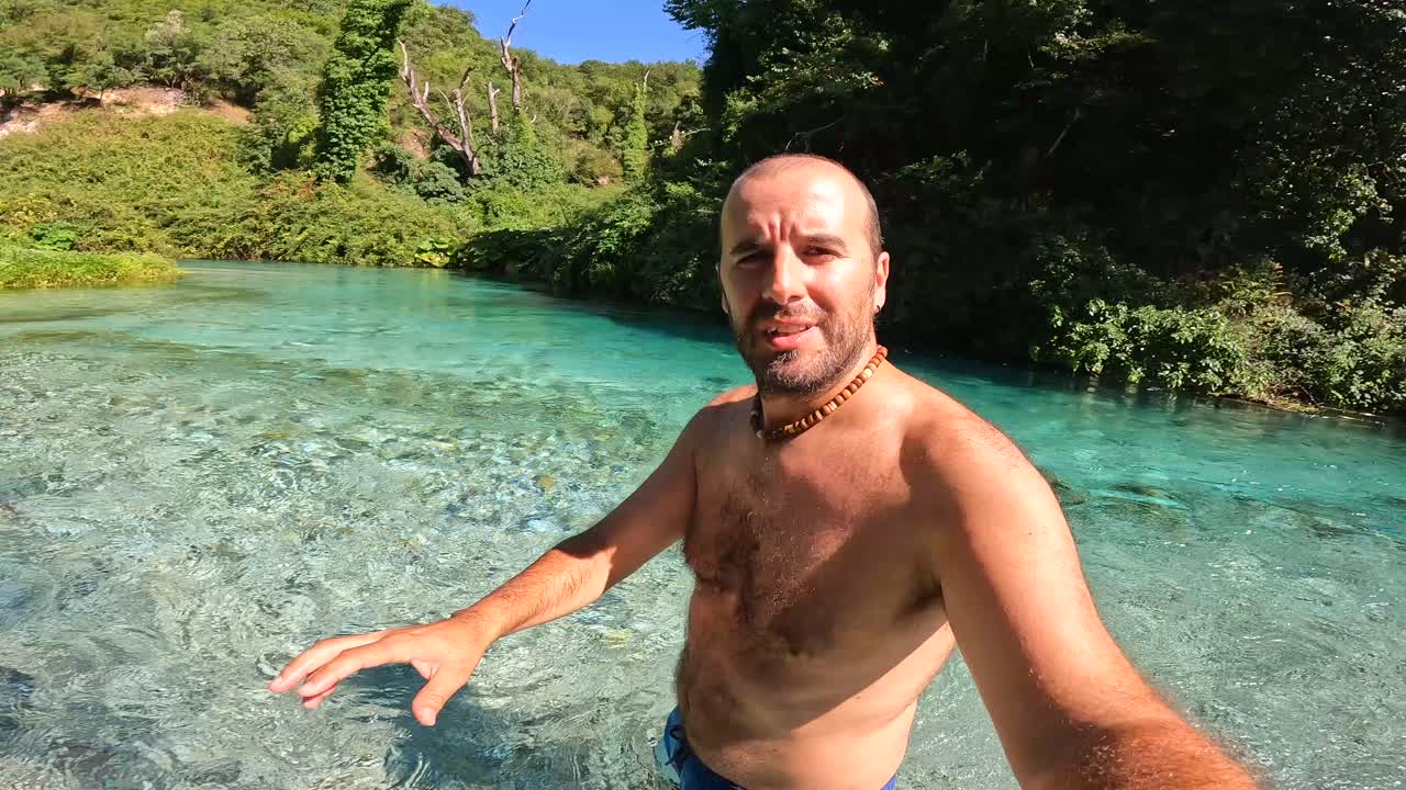 Uomo che si gode una nuotata rinfrescante in un fiume limpido