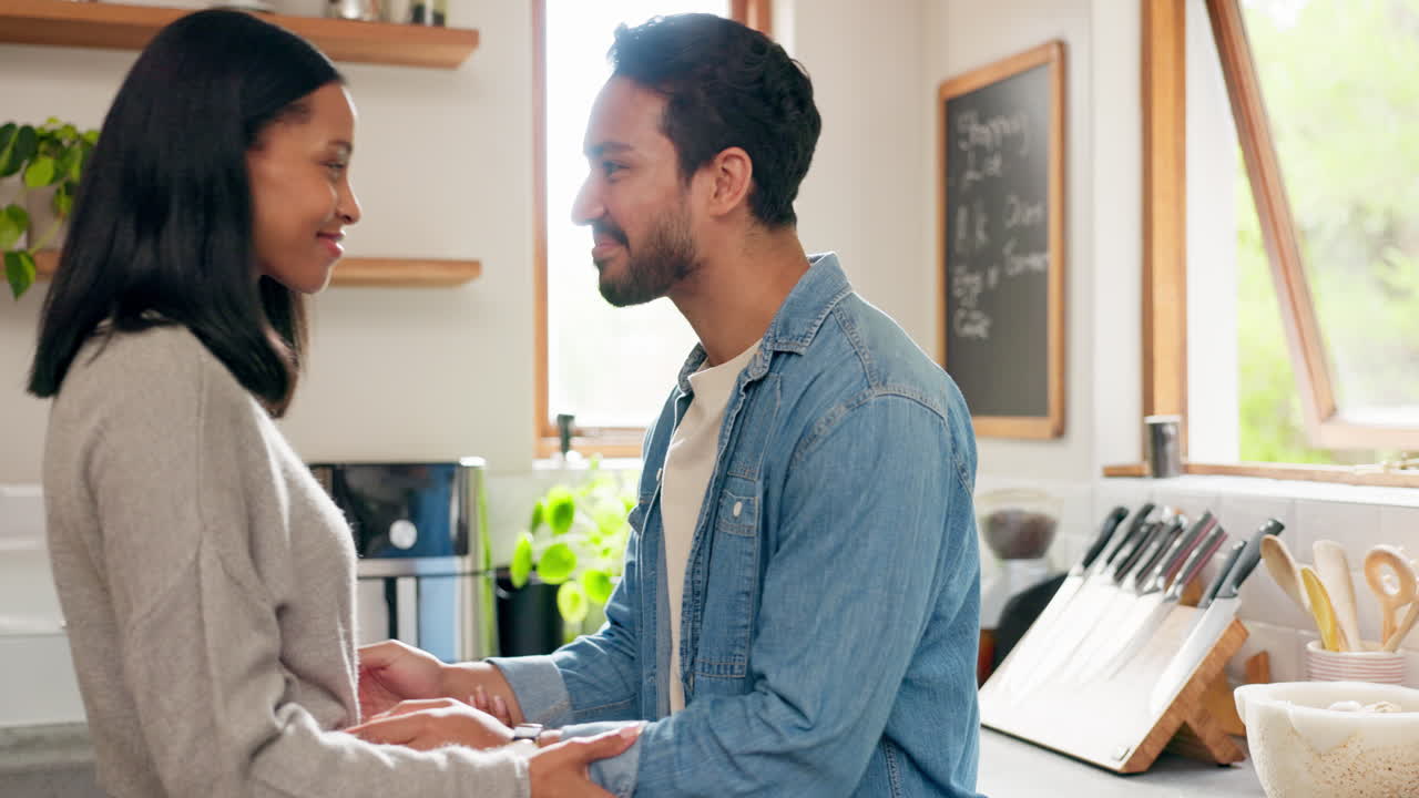 amor, abrazo y pareja en una cocina feliz