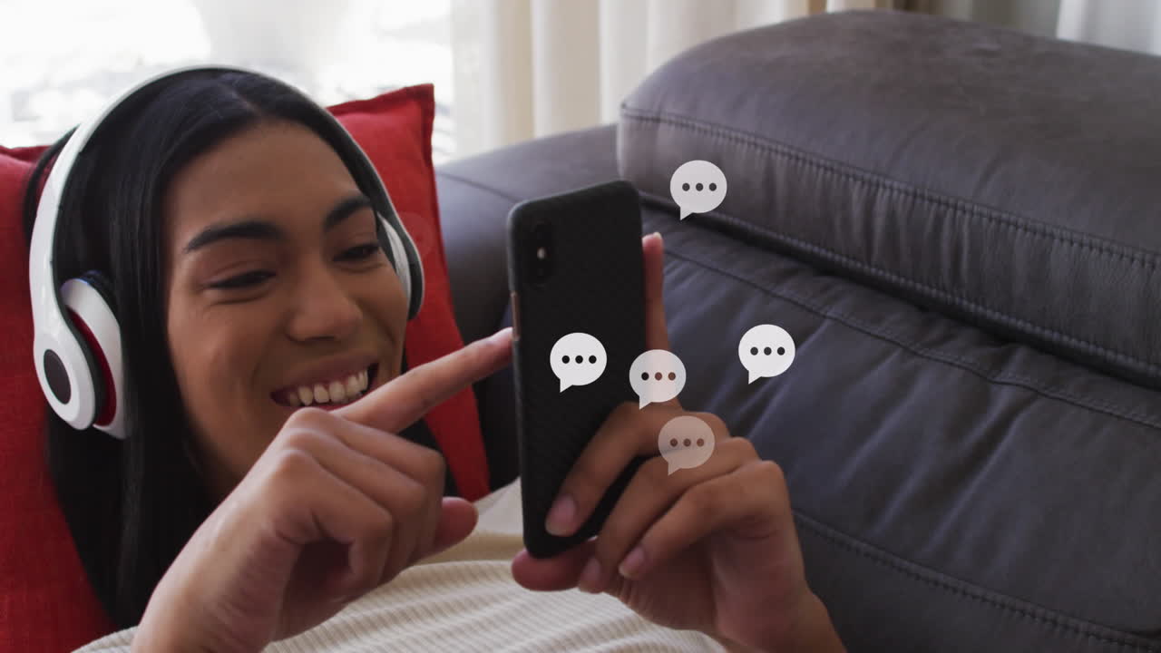 animación de iconos de redes sociales sobre mujeres biraciales que usan teléfonos inteligentes.