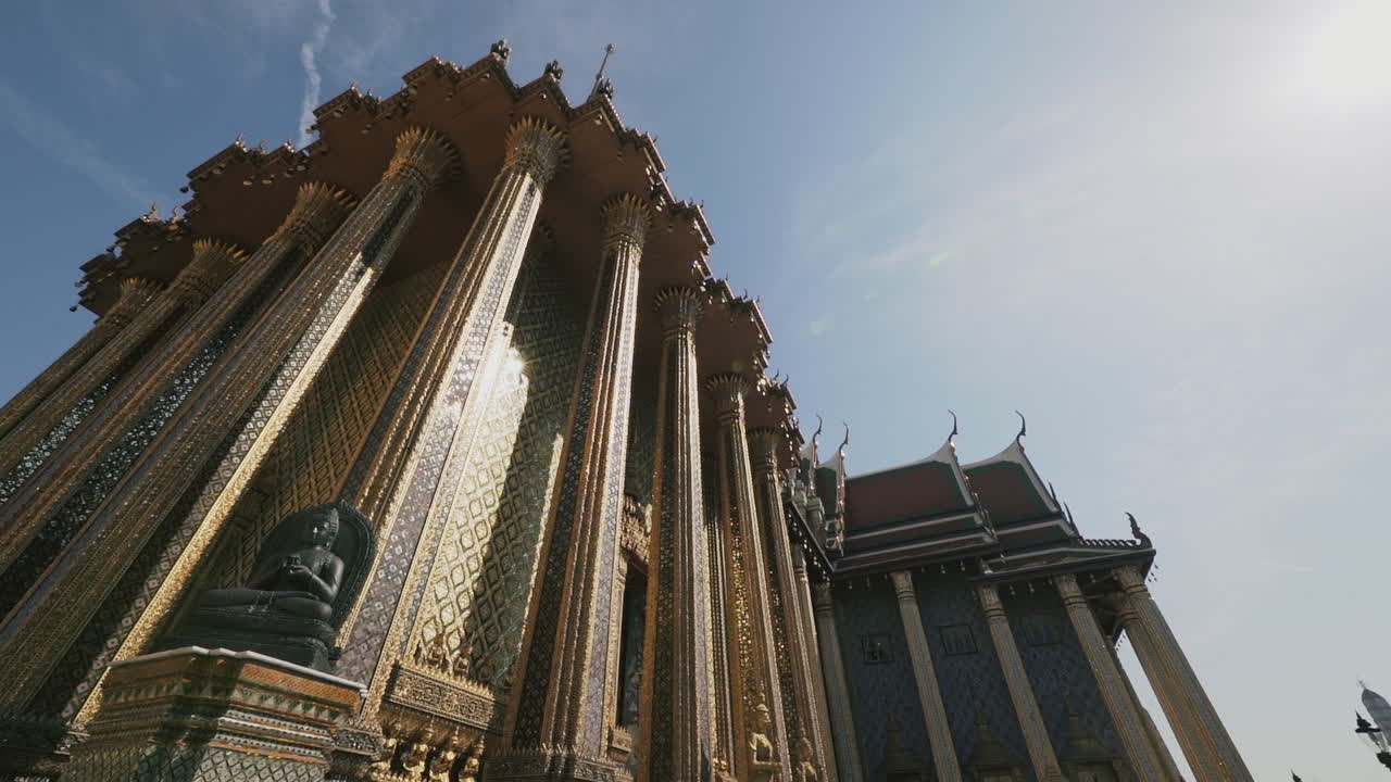 Scatto a parallasse scintillante a mezzogiorno sul tempio del Buddha di Smeraldo a Bangkok, Thailandia.