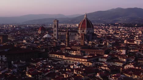 Hacia-Adelante-Empujando-Un-Dron-Alrededor-De-Florencia,-Italia