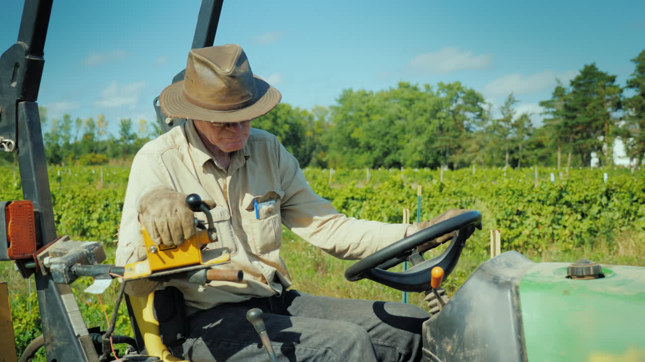 el granjero con sombrero trabaja en un pequeño tractor
