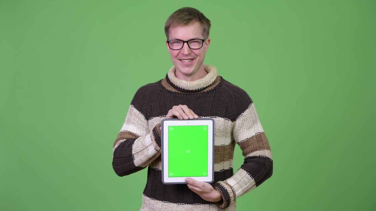 Ung glad flot mand viser digital tablet.