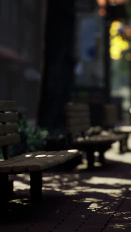 bancos de parque vacíos en una calle de la ciudad