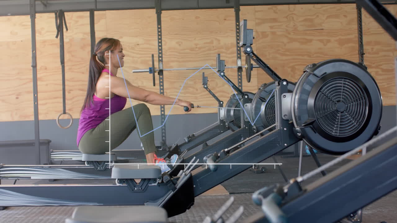 체육관에서 운동하는 두 인종의 여성에 대한 다이어그램의 애니메이션