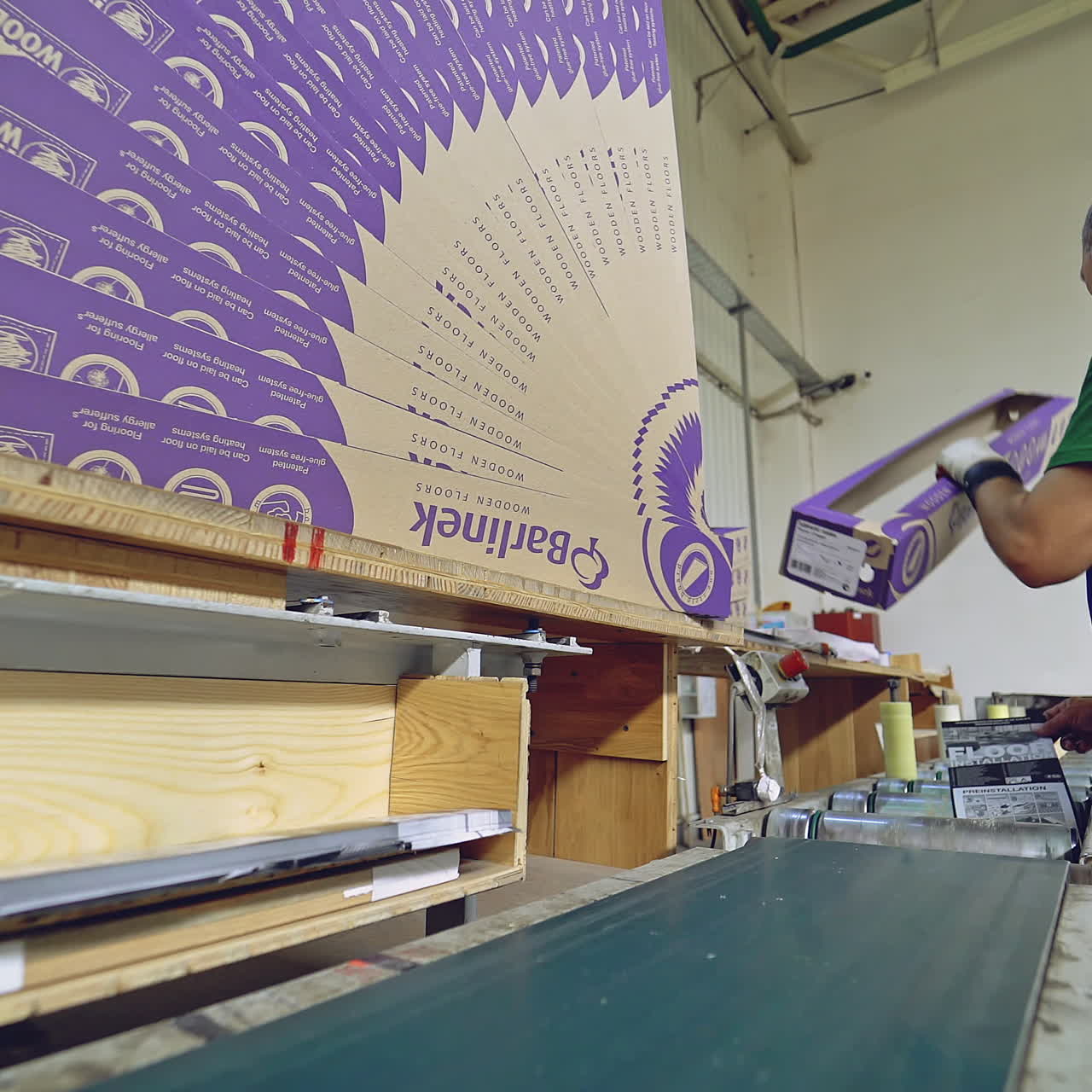 Fabricação de pisos, processamento de parquet.