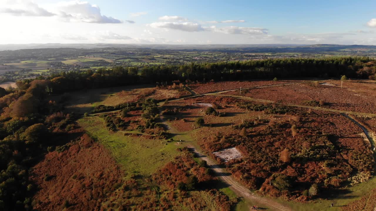 firebeacon hill sidmouth와 otter valley 및 dartmoor를 멀리 바라 보는 공중 전방 이동 샷, 영국 영국